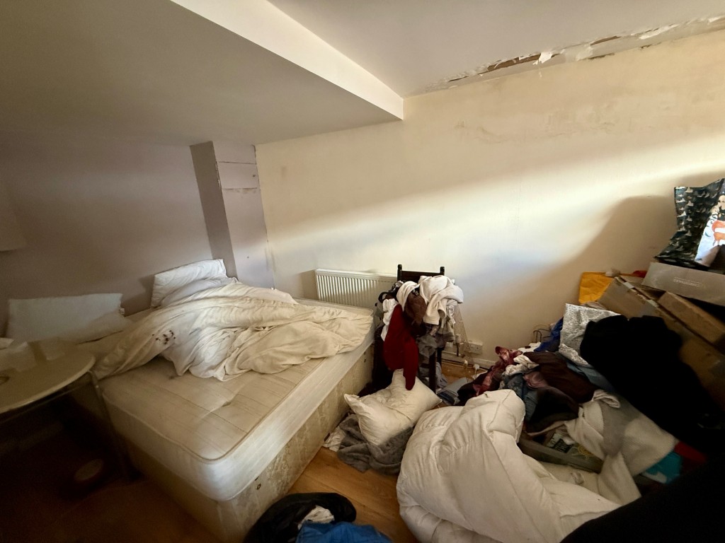 Lot: 129 - FOUR-BEDROOM HOUSE FOR IMPROVEMENT - Bedroom one